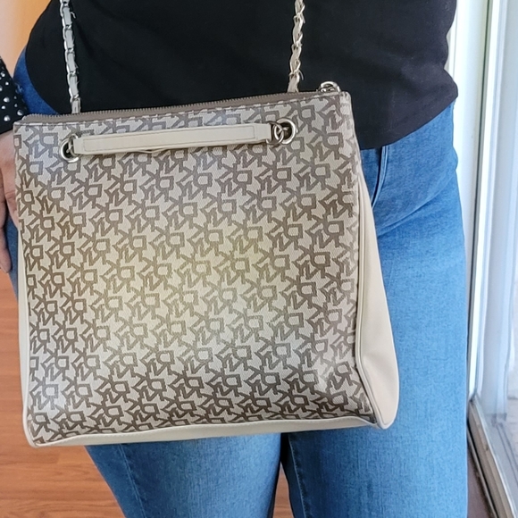 DKNY large Crossbody/shoulder bag - Picture 2 of 15
